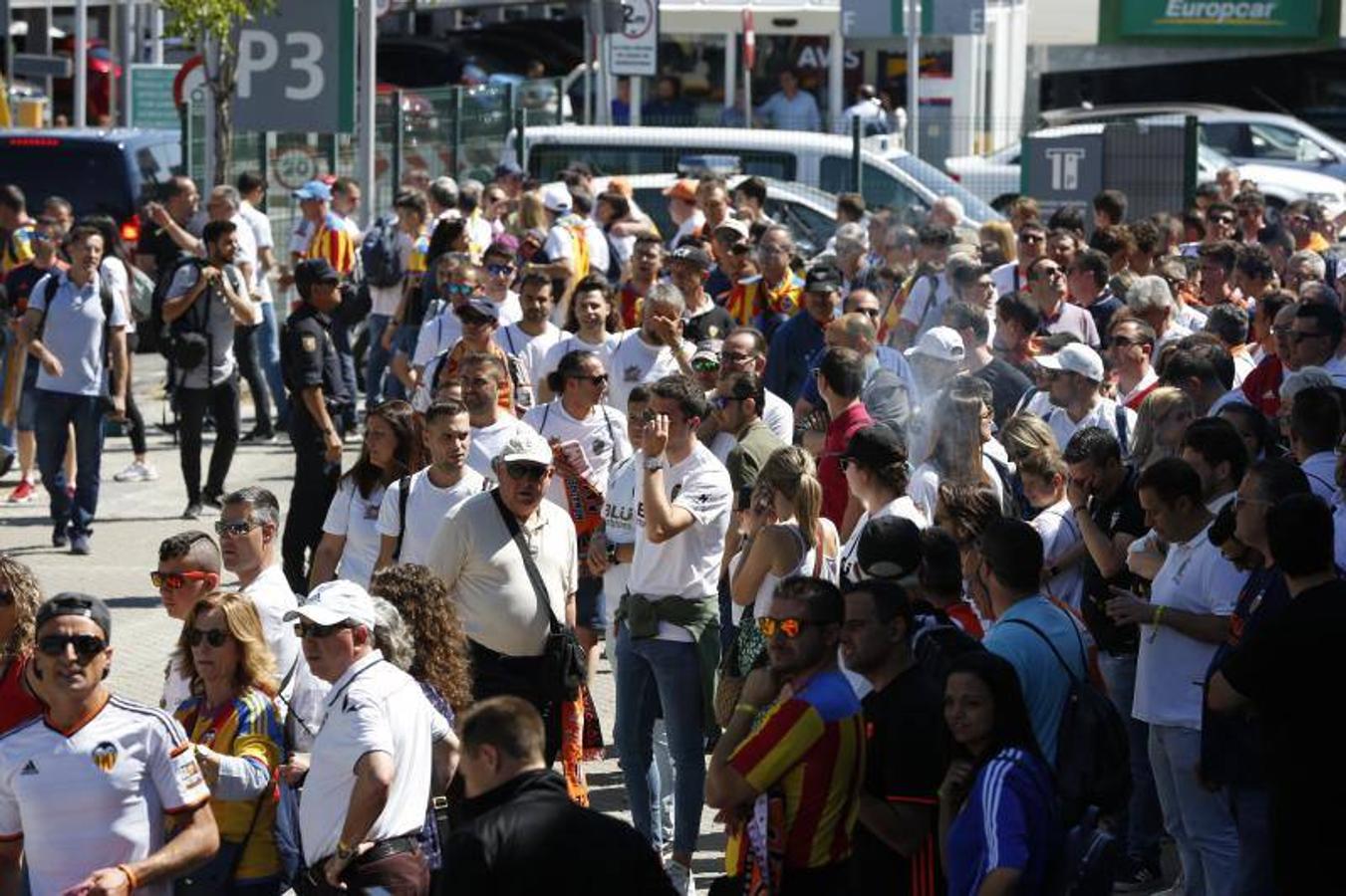 Cientos de aficionados del Valencia CF ya se encuentran en Sevilla preparándose para la final de Copa ante el Barcelona.