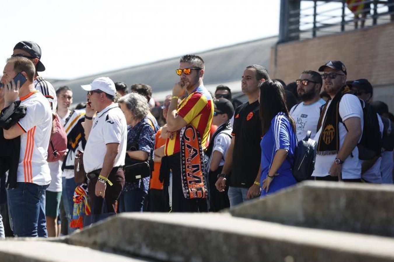 Cientos de aficionados del Valencia CF ya se encuentran en Sevilla preparándose para la final de Copa ante el Barcelona.