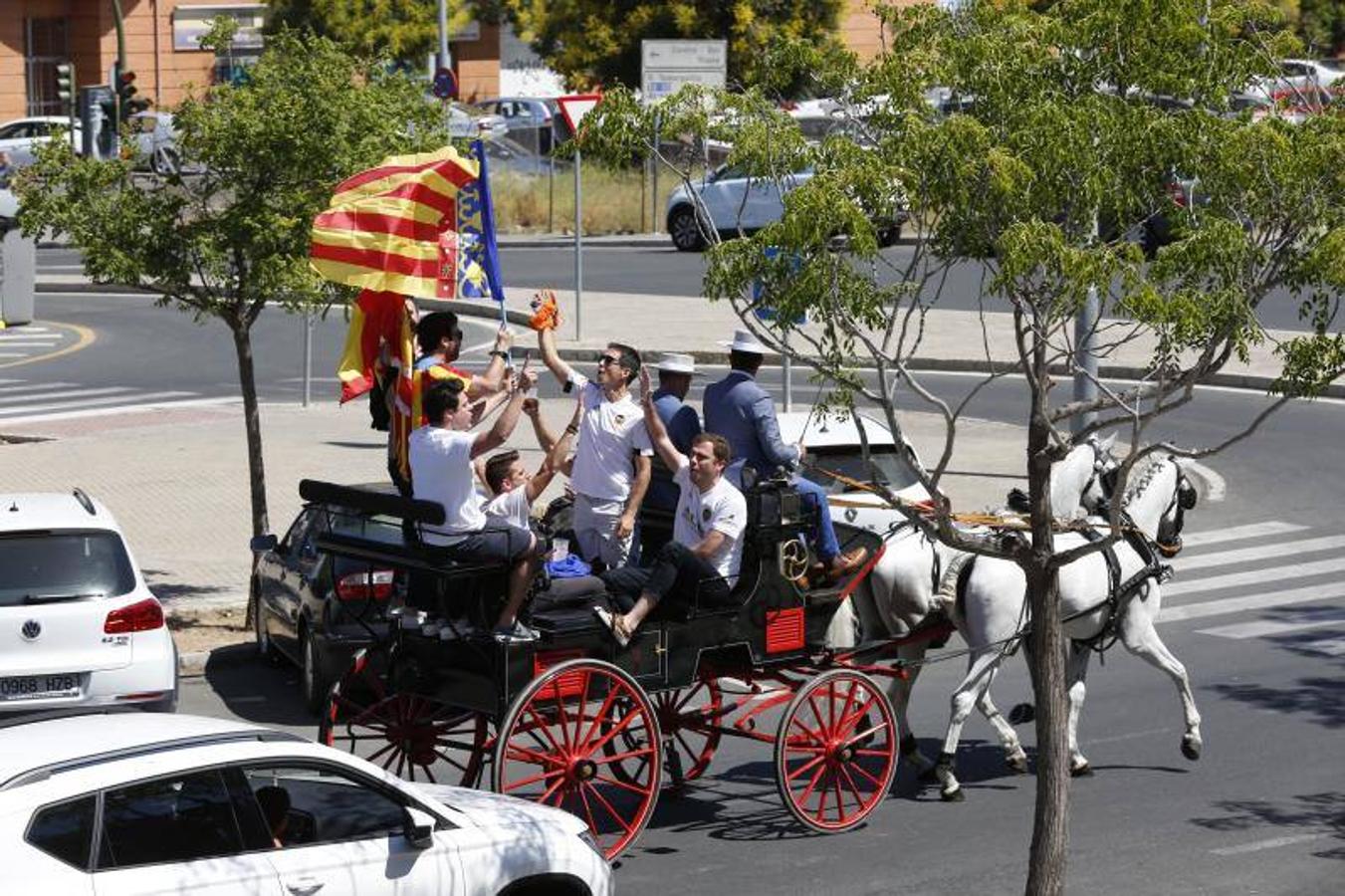 Cientos de aficionados del Valencia CF ya se encuentran en Sevilla preparándose para la final de Copa ante el Barcelona.