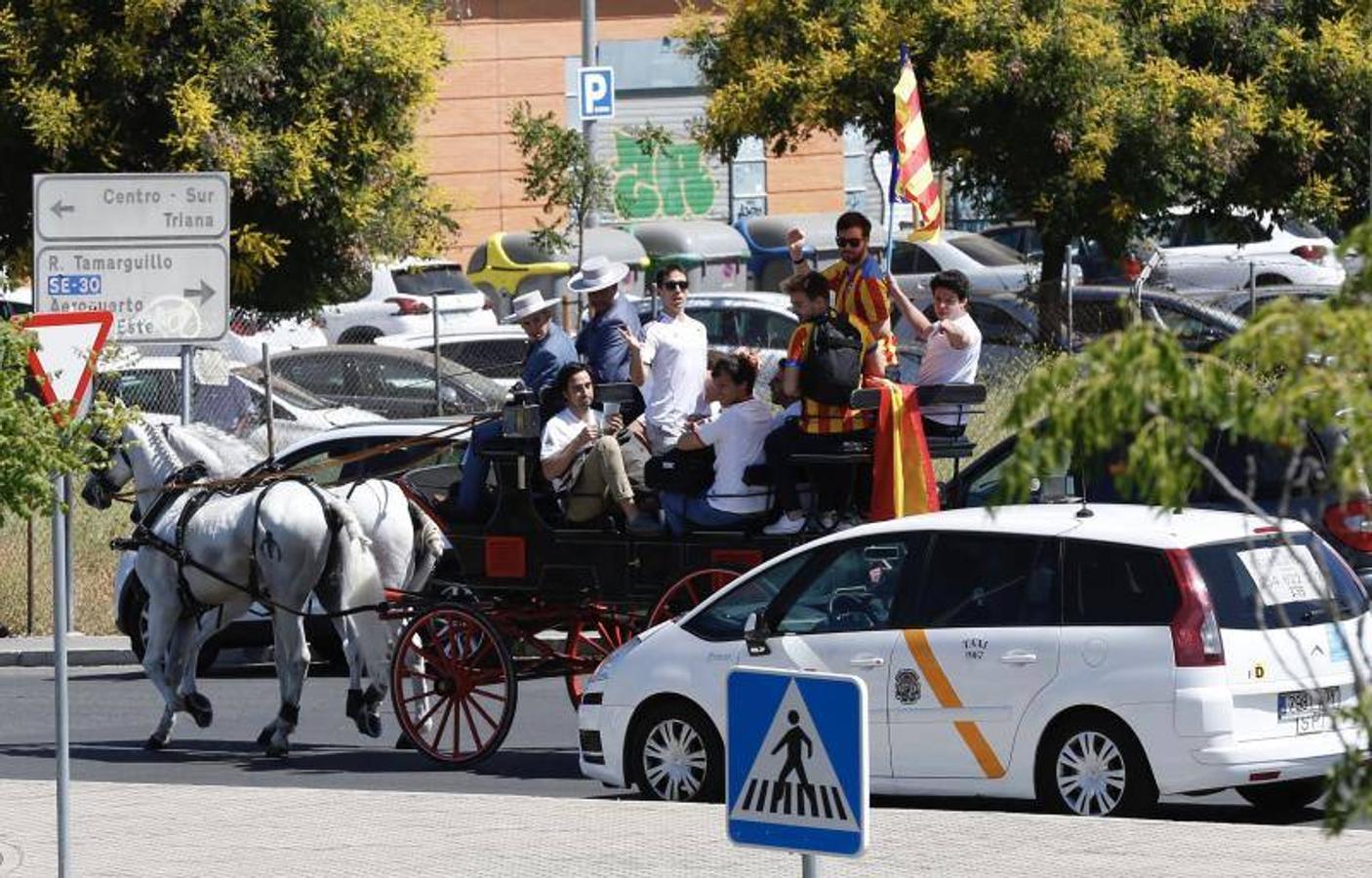 Cientos de aficionados del Valencia CF ya se encuentran en Sevilla preparándose para la final de Copa ante el Barcelona.