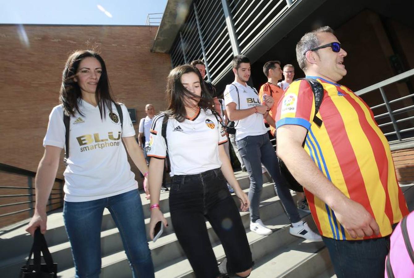 Cientos de aficionados del Valencia CF ya se encuentran en Sevilla preparándose para la final de Copa ante el Barcelona.