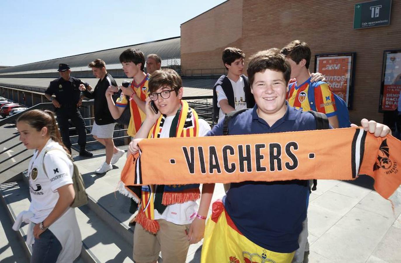 Cientos de aficionados del Valencia CF ya se encuentran en Sevilla preparándose para la final de Copa ante el Barcelona.