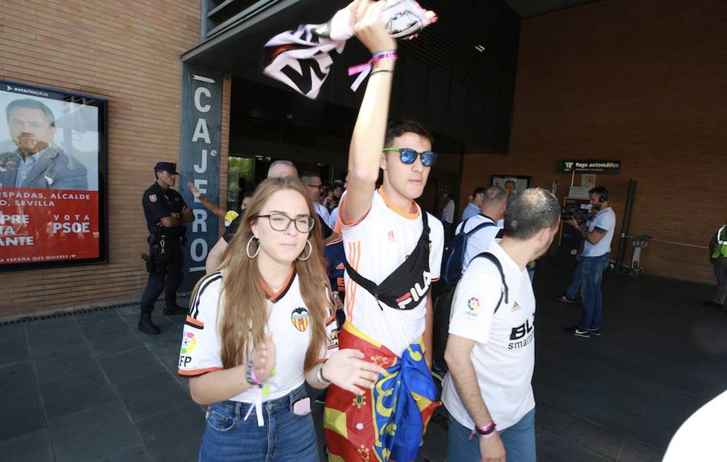 Cientos de aficionados del Valencia CF ya se encuentran en Sevilla preparándose para la final de Copa ante el Barcelona.