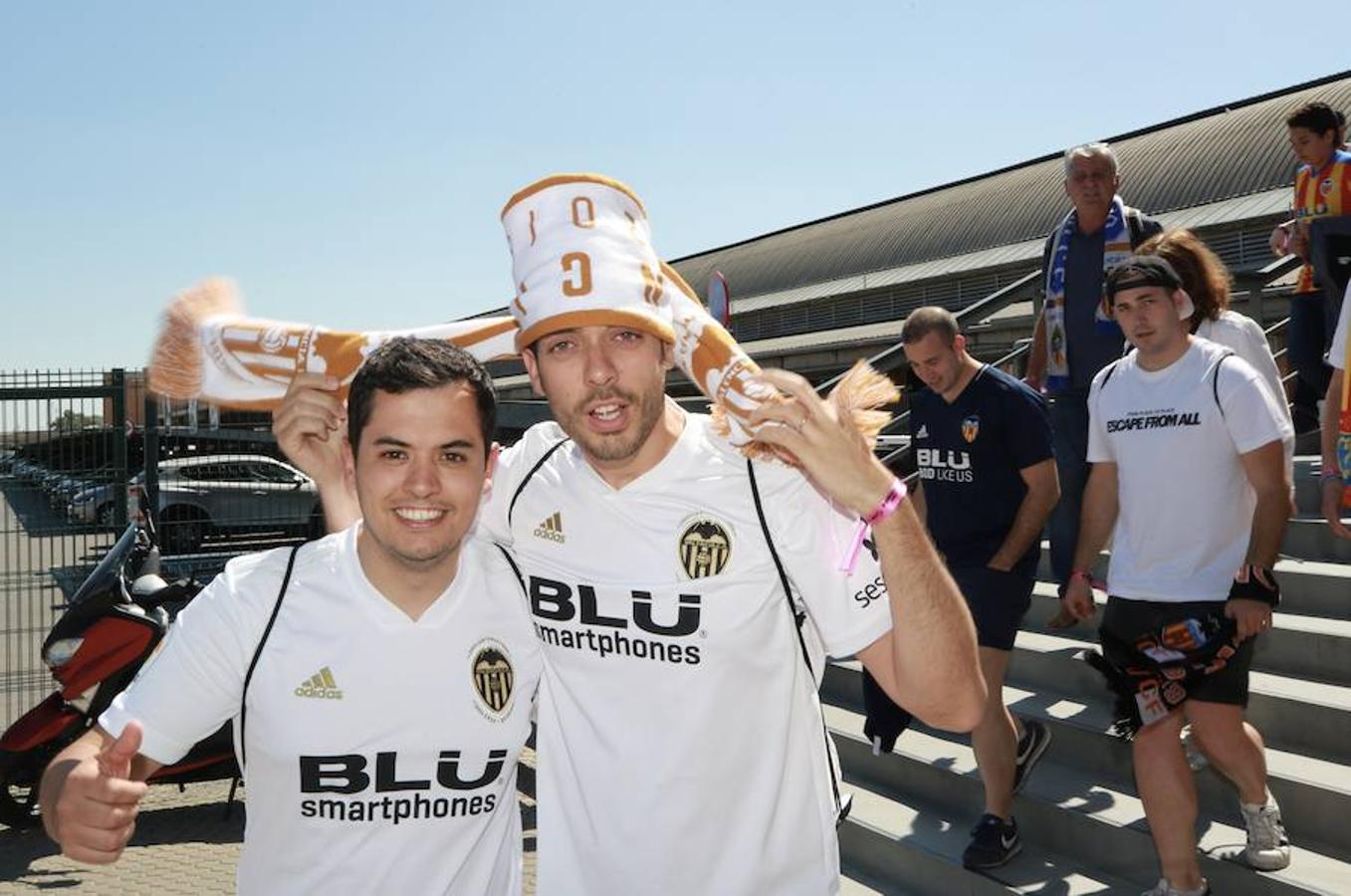 Cientos de aficionados del Valencia CF ya se encuentran en Sevilla preparándose para la final de Copa ante el Barcelona.