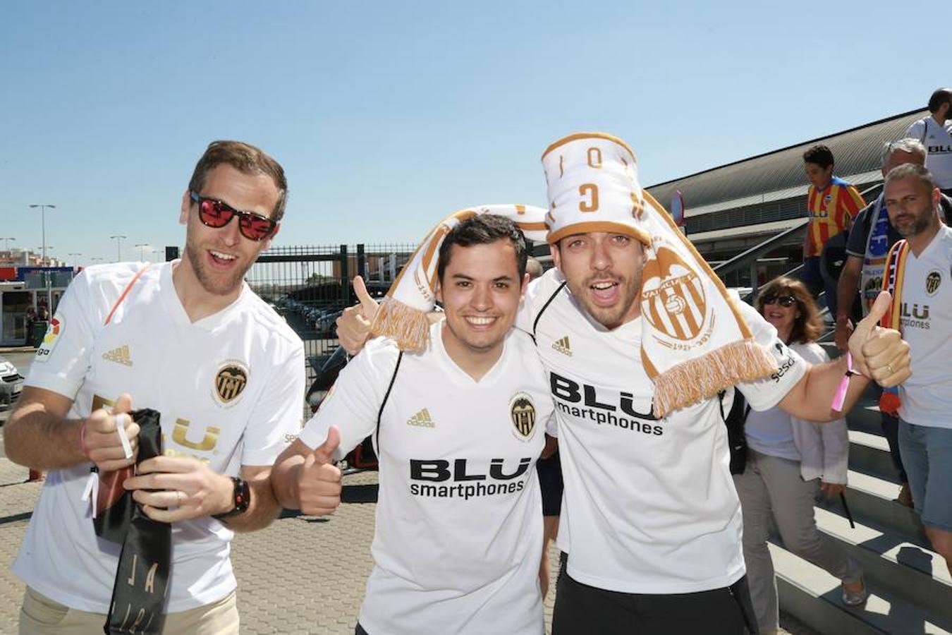 Cientos de aficionados del Valencia CF ya se encuentran en Sevilla preparándose para la final de Copa ante el Barcelona.