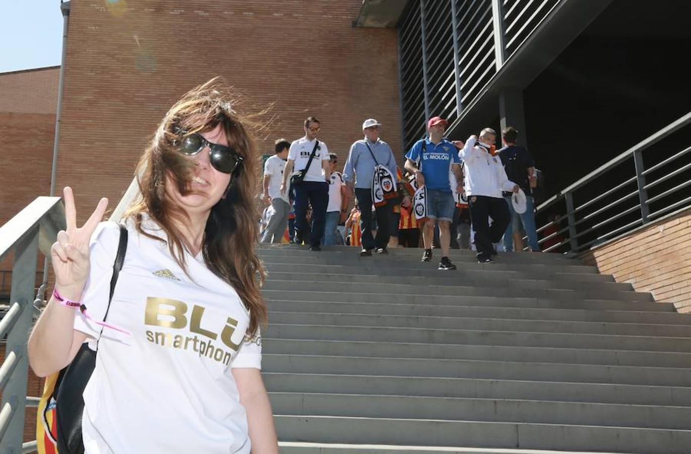 Cientos de aficionados del Valencia CF ya se encuentran en Sevilla preparándose para la final de Copa ante el Barcelona.