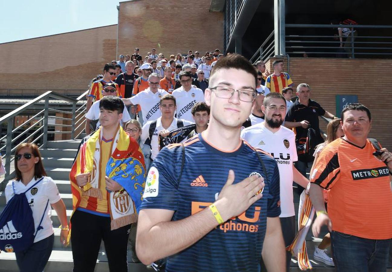 Cientos de aficionados del Valencia CF ya se encuentran en Sevilla preparándose para la final de Copa ante el Barcelona.