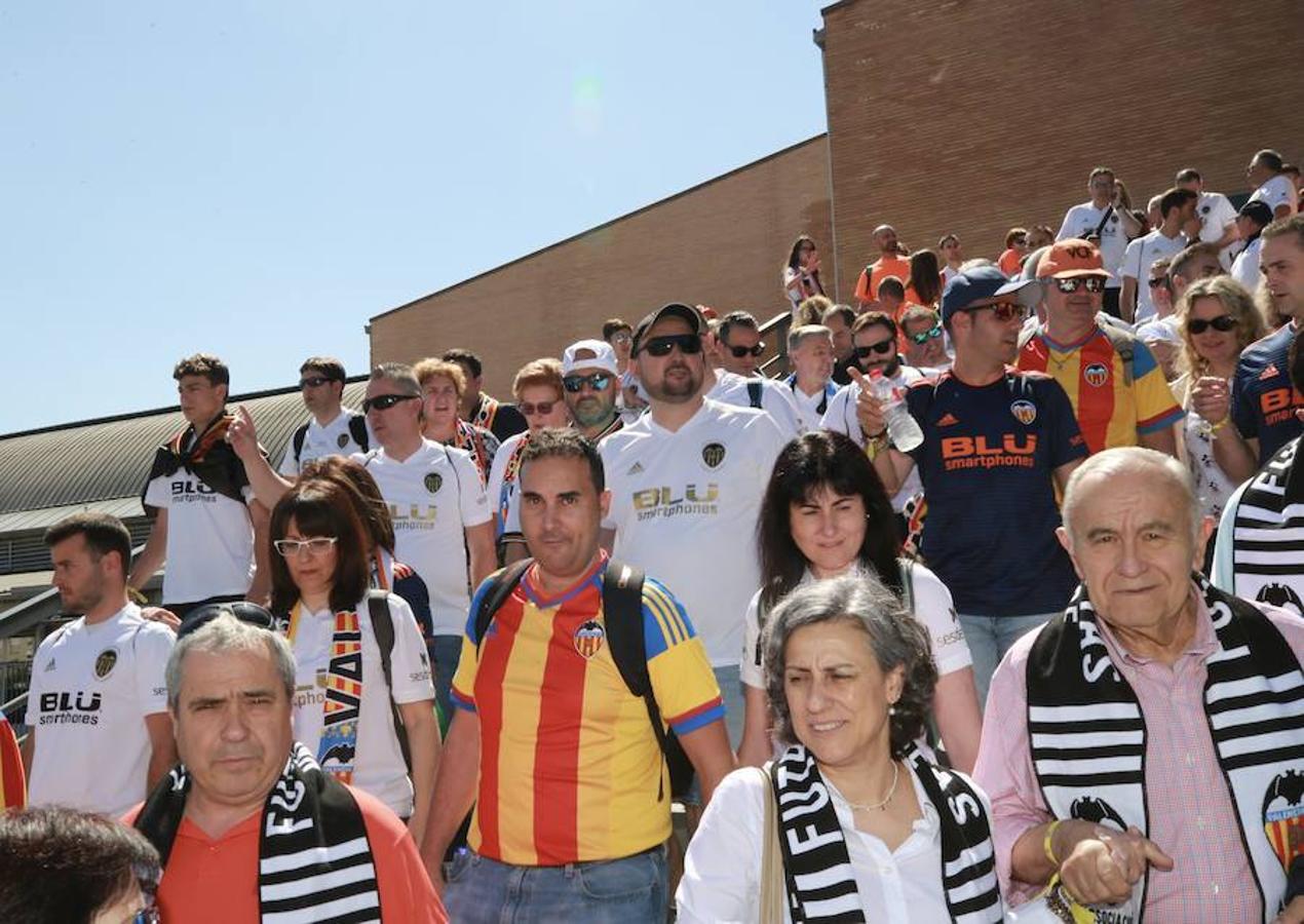 Cientos de aficionados del Valencia CF ya se encuentran en Sevilla preparándose para la final de Copa ante el Barcelona.