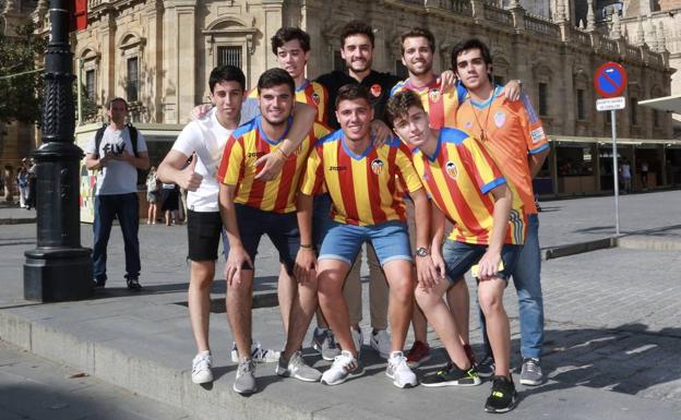 Ilusión. Muchos jóvenes en Sevilla podrían vivir su primer título con el Valencia. 