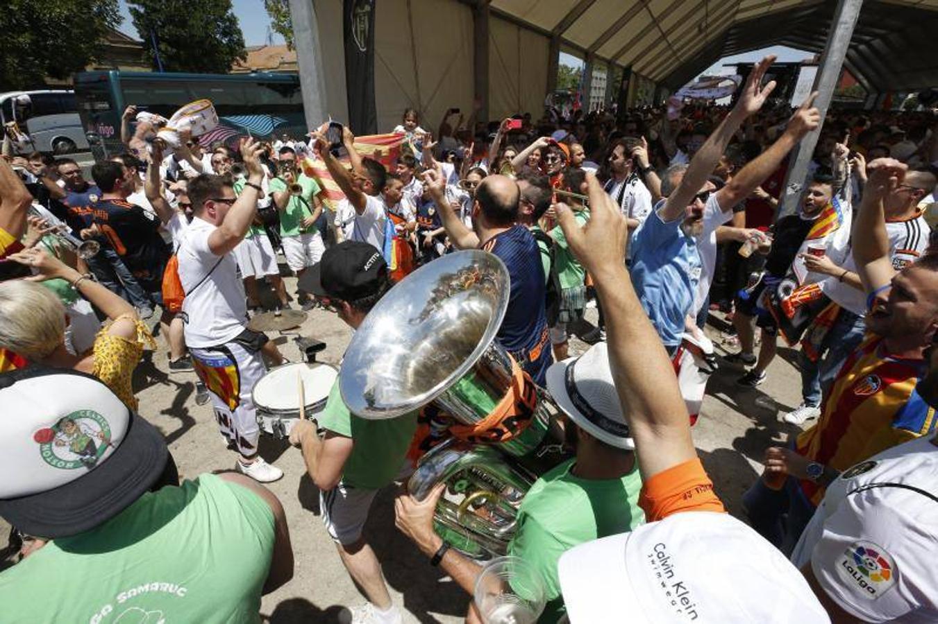 Cientos de aficionados del Valencia CF ya se encuentran en Sevilla preparándose para la final de Copa ante el Barcelona.