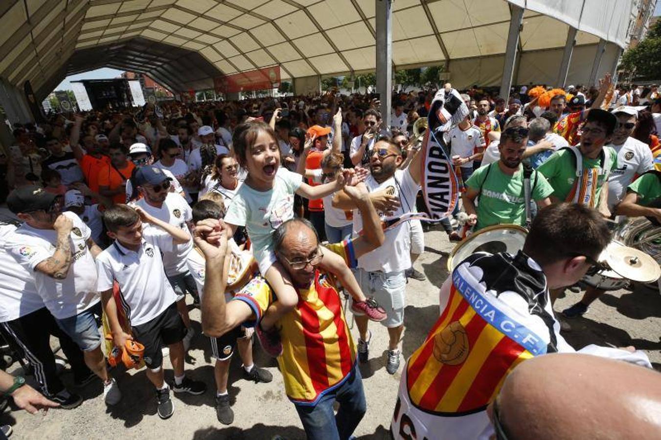 Cientos de aficionados del Valencia CF ya se encuentran en Sevilla preparándose para la final de Copa ante el Barcelona.