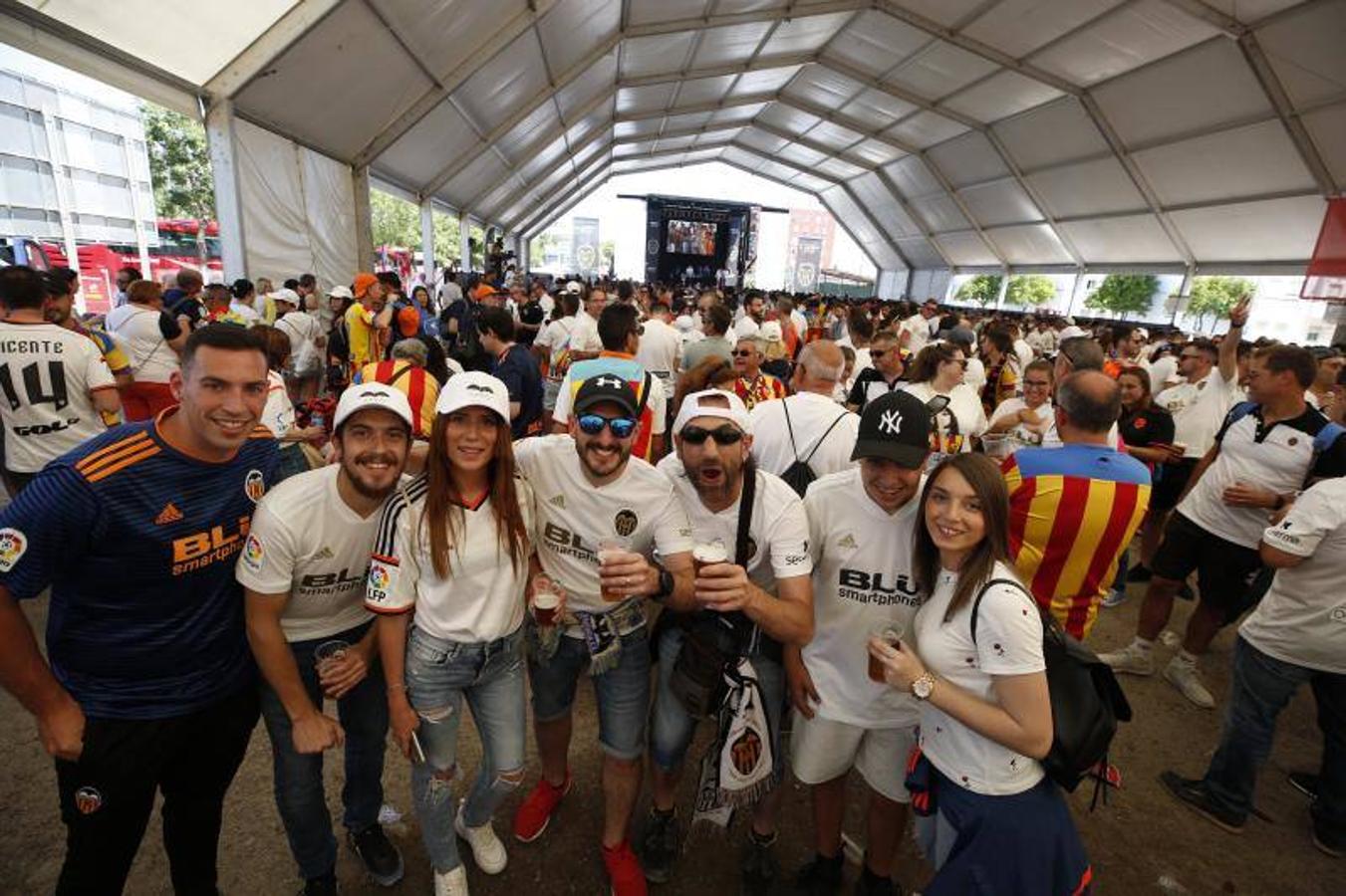 Cientos de aficionados del Valencia CF ya se encuentran en Sevilla preparándose para la final de Copa ante el Barcelona.