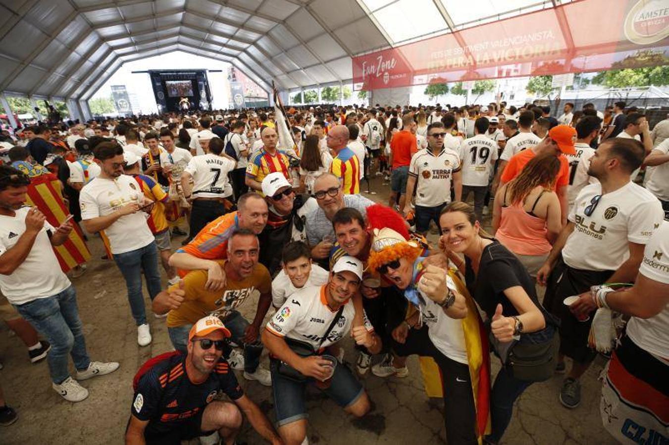 Cientos de aficionados del Valencia CF ya se encuentran en Sevilla preparándose para la final de Copa ante el Barcelona.