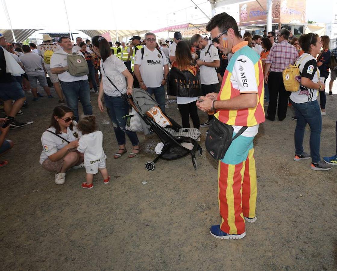 Cientos de aficionados del Valencia CF ya se encuentran en Sevilla preparándose para la final de Copa ante el Barcelona.