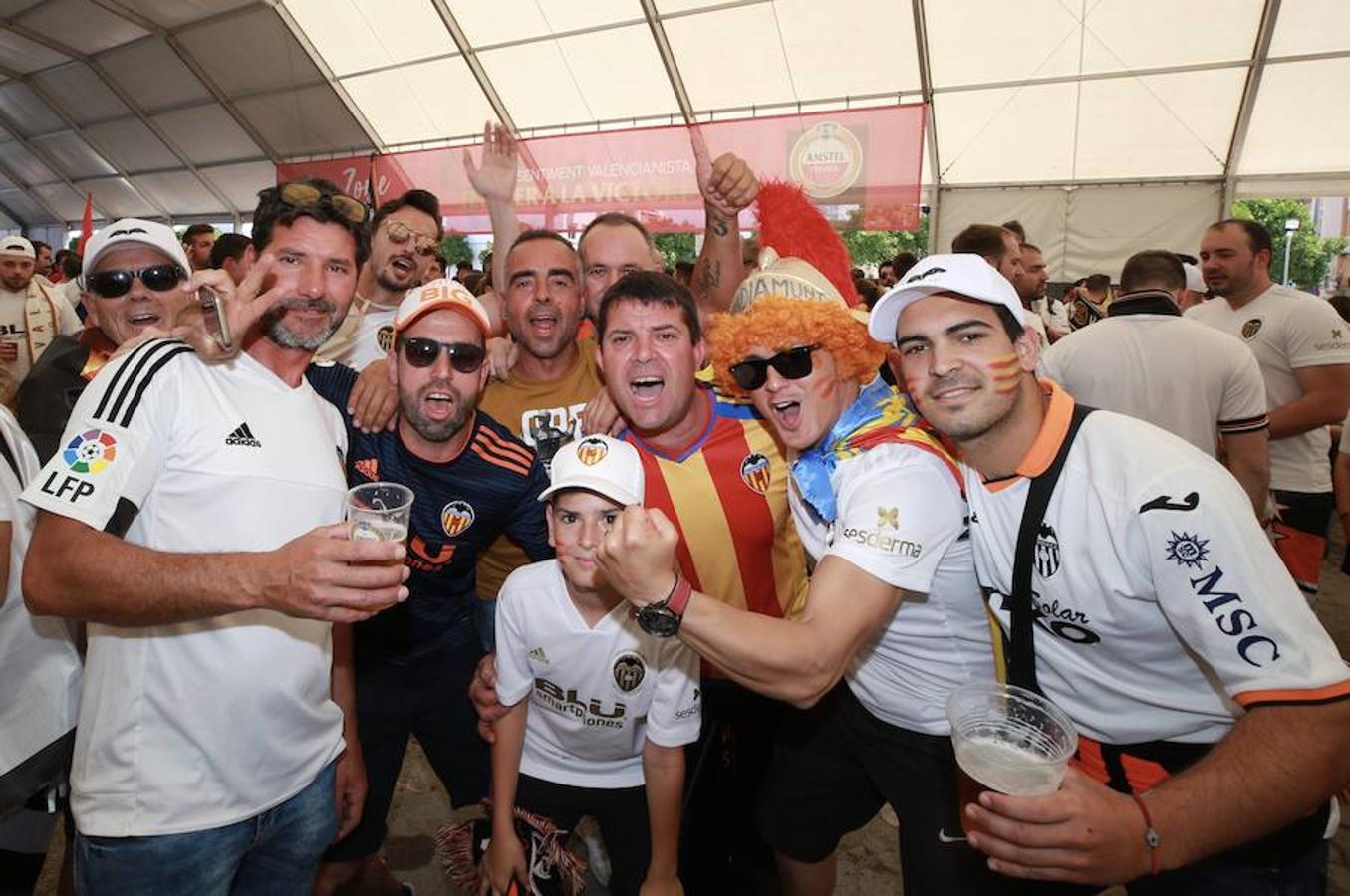 Cientos de aficionados del Valencia CF ya se encuentran en Sevilla preparándose para la final de Copa ante el Barcelona.