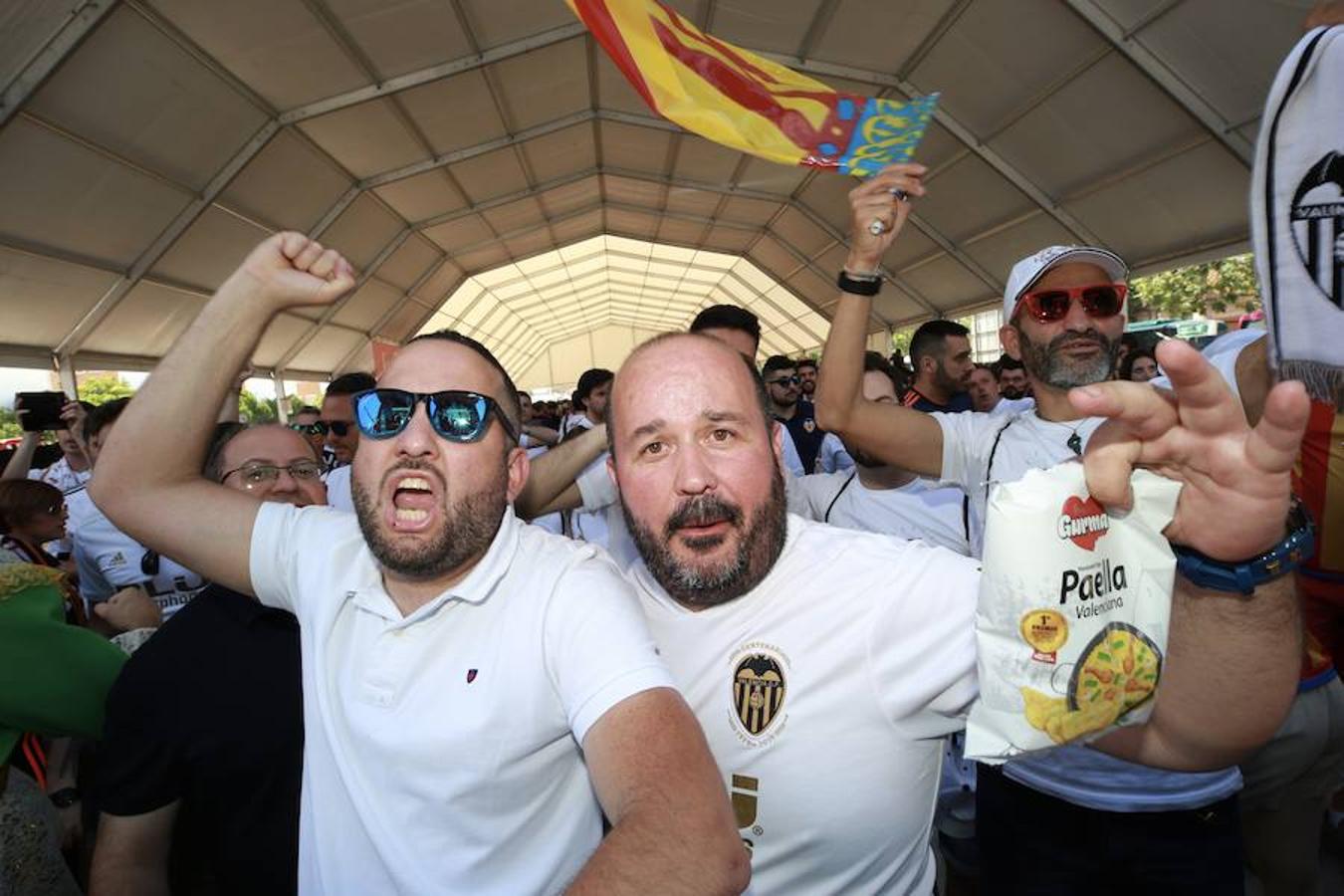 Cientos de aficionados del Valencia CF ya se encuentran en Sevilla preparándose para la final de Copa ante el Barcelona.