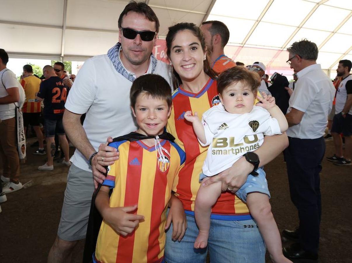 Cientos de aficionados del Valencia CF ya se encuentran en Sevilla preparándose para la final de Copa ante el Barcelona.