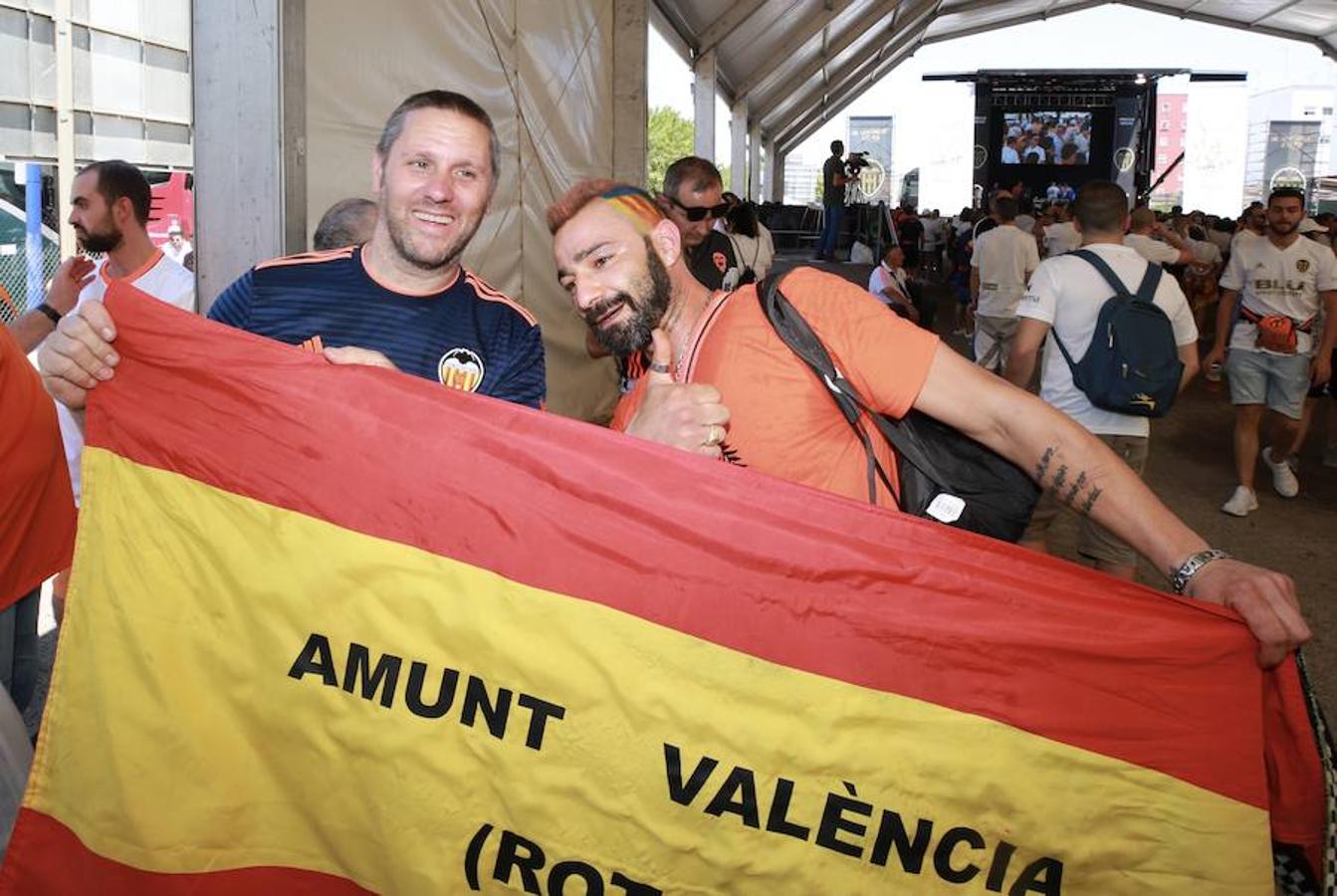 Cientos de aficionados del Valencia CF ya se encuentran en Sevilla preparándose para la final de Copa ante el Barcelona.