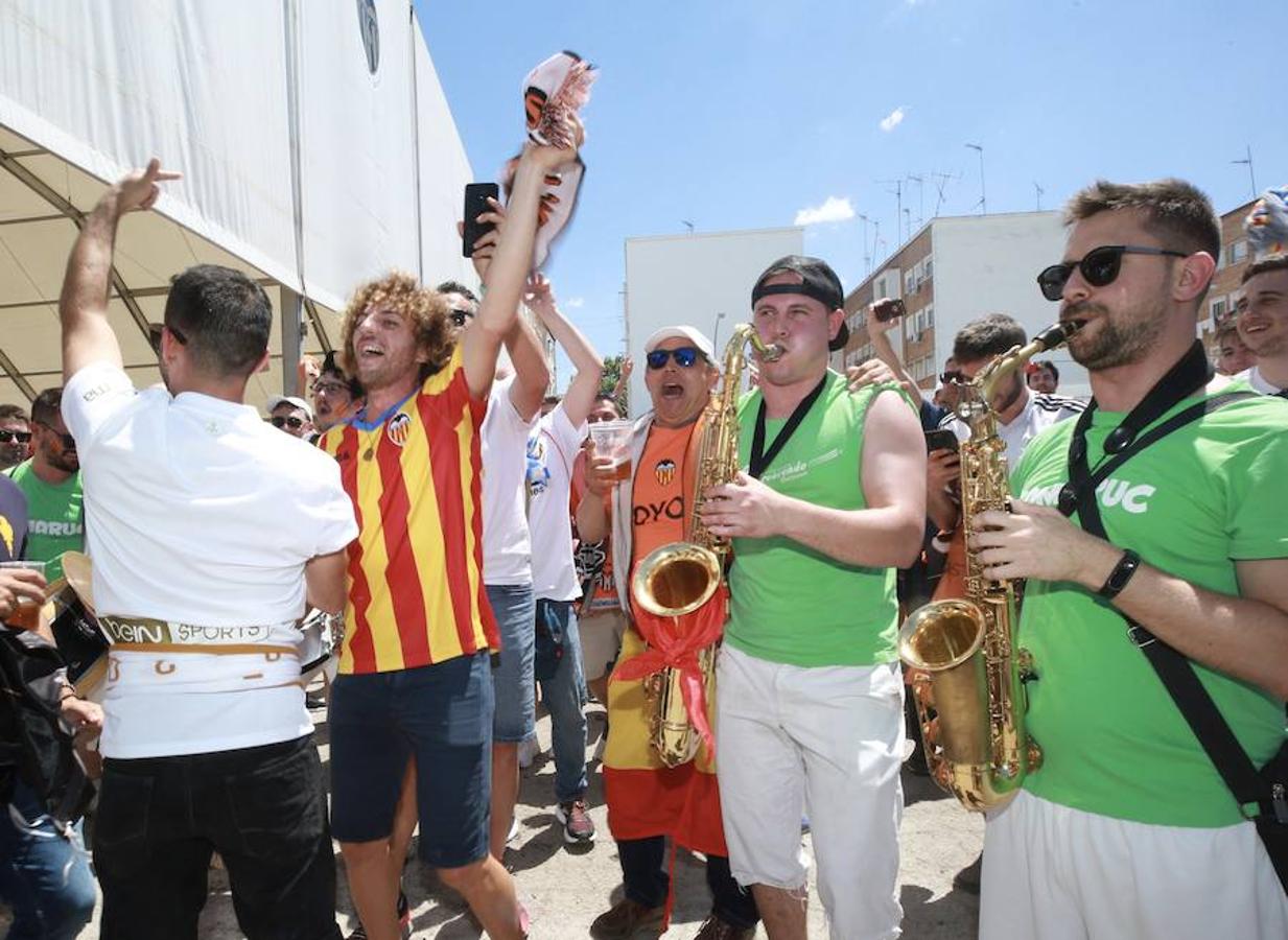 Cientos de aficionados del Valencia CF ya se encuentran en Sevilla preparándose para la final de Copa ante el Barcelona.