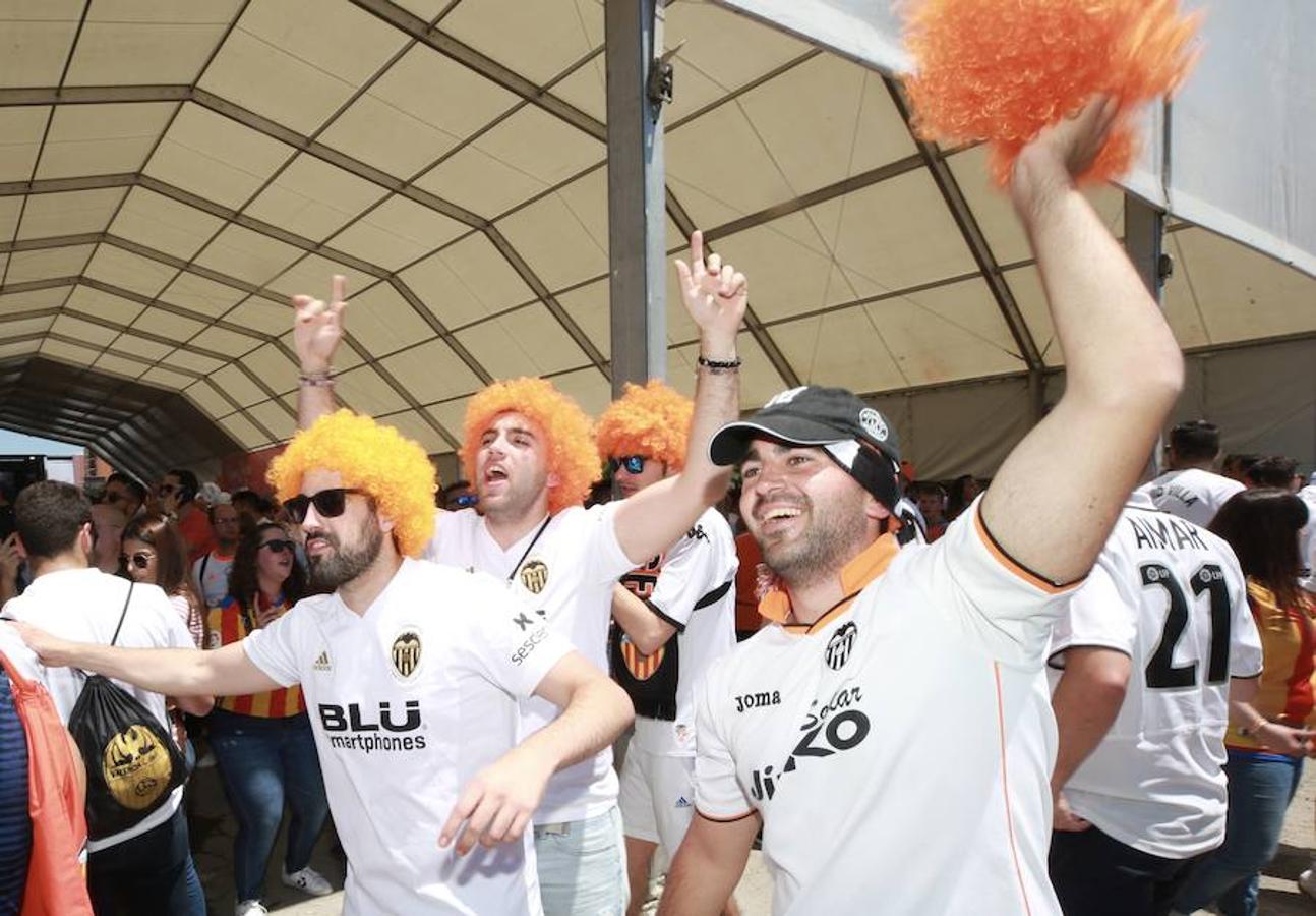 Cientos de aficionados del Valencia CF ya se encuentran en Sevilla preparándose para la final de Copa ante el Barcelona.