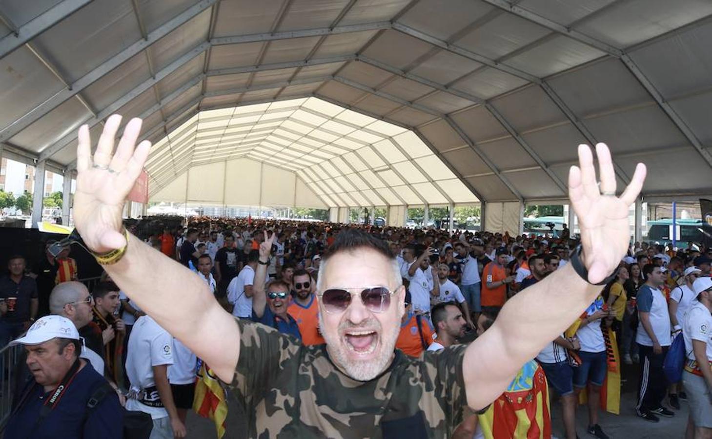 Cientos de aficionados del Valencia CF ya se encuentran en Sevilla preparándose para la final de Copa ante el Barcelona.