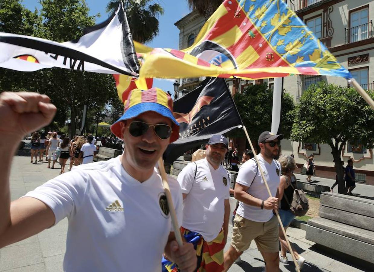 Cientos de aficionados del Valencia CF ya se encuentran en Sevilla preparándose para la final de Copa ante el Barcelona.