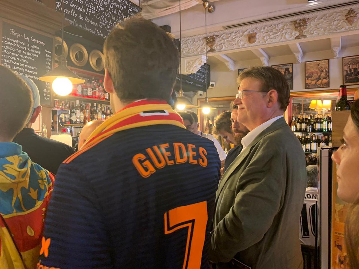 Cientos de aficionados del Valencia CF ya se encuentran en Sevilla preparándose para la final de Copa ante el Barcelona.