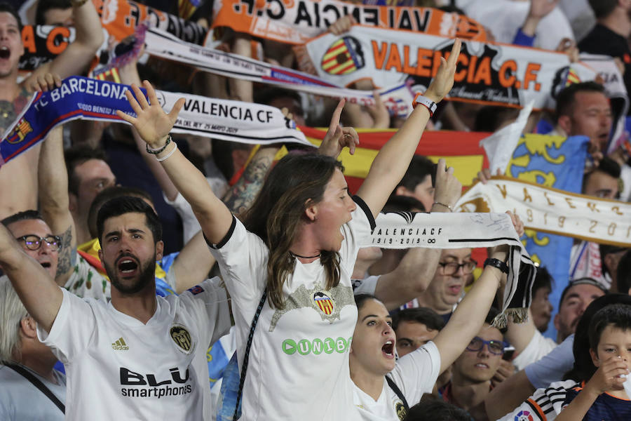 Cientos de aficionados del Valencia CF viven en Sevilla la magia de la Final de la Copa. El Benito Villamarín se llena de bandera blancas y negras valencianistas.