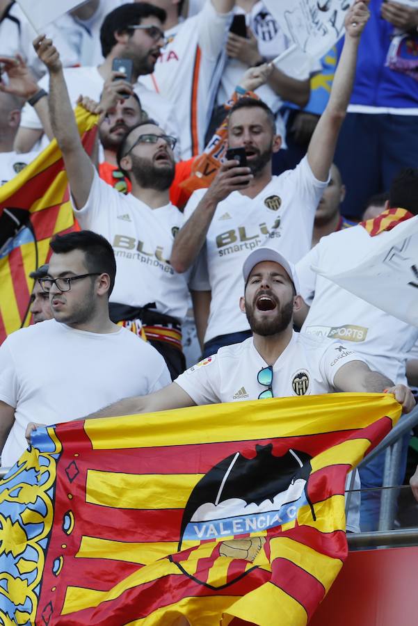 Cientos de aficionados del Valencia CF viven en Sevilla la magia de la Final de la Copa. El Benito Villamarín se llena de bandera blancas y negras valencianistas.