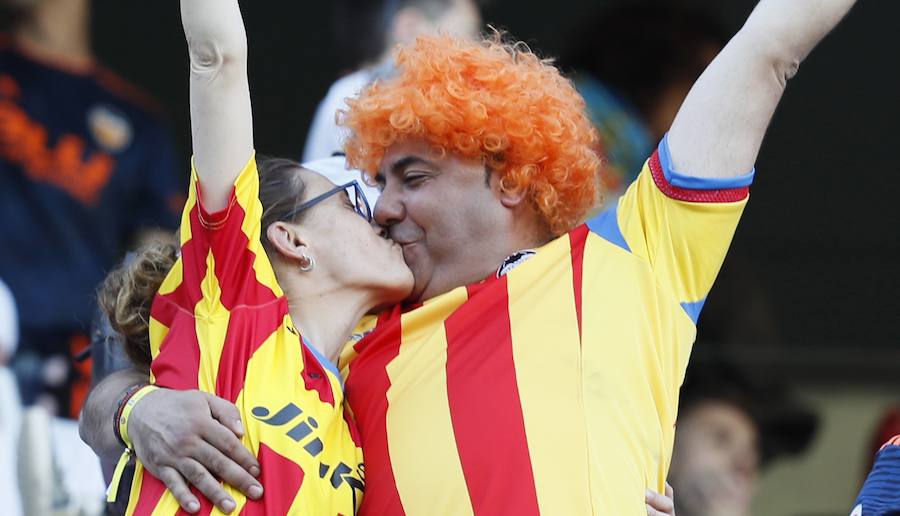 Cientos de aficionados del Valencia CF viven en Sevilla la magia de la Final de la Copa. El Benito Villamarín se llena de bandera blancas y negras valencianistas.