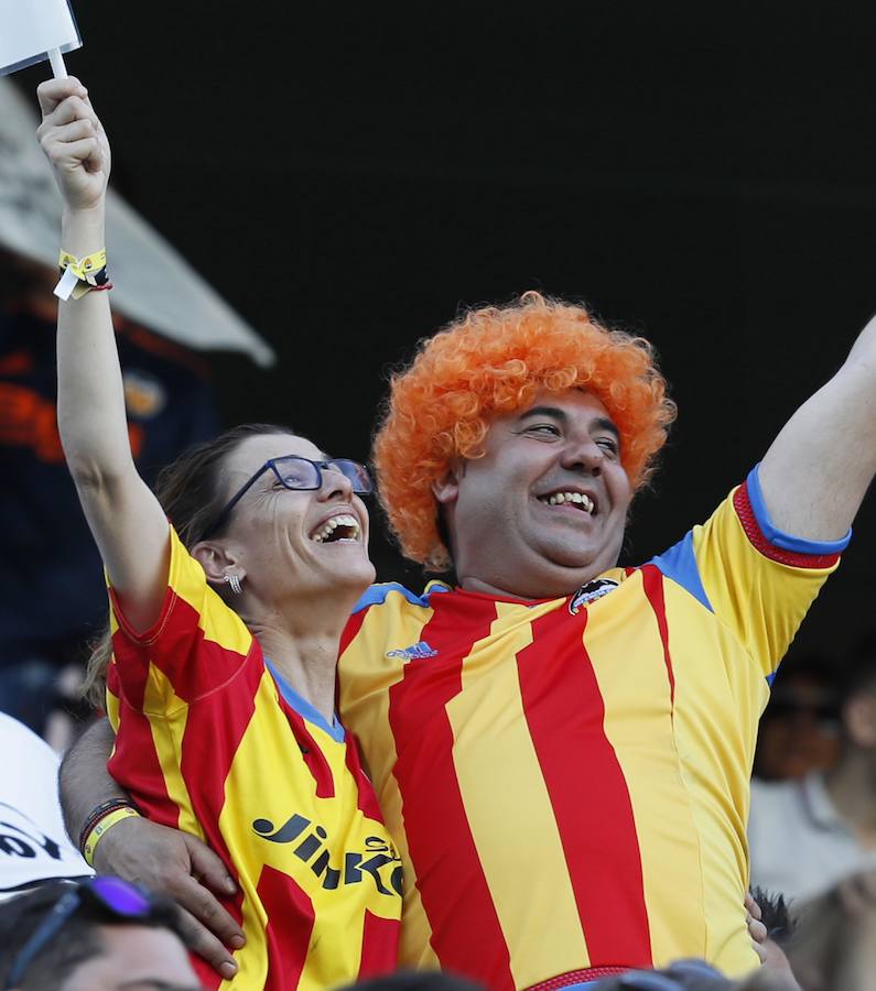 Cientos de aficionados del Valencia CF viven en Sevilla la magia de la Final de la Copa. El Benito Villamarín se llena de bandera blancas y negras valencianistas.