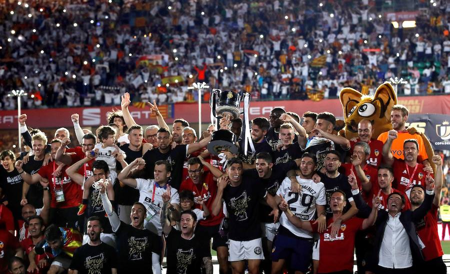 Cientos de aficionados del Valencia CF viven en Sevilla la magia de la Final de la Copa. El Benito Villamarín se llena de bandera blancas y negras valencianistas.