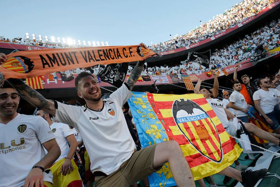 Cientos de aficionados del Valencia CF viven en Sevilla la magia de la Final de la Copa. El Benito Villamarín se llena de bandera blancas y negras valencianistas.