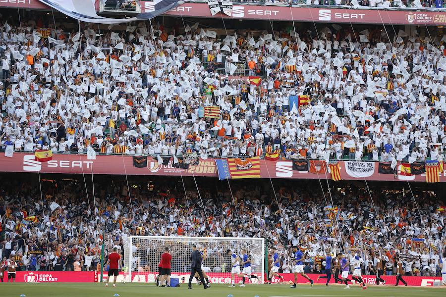 Cientos de aficionados del Valencia CF viven en Sevilla la magia de la Final de la Copa. El Benito Villamarín se llena de bandera blancas y negras valencianistas.