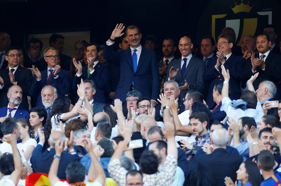 Cientos de aficionados del Valencia CF viven en Sevilla la magia de la Final de la Copa. El Benito Villamarín se llena de bandera blancas y negras valencianistas.