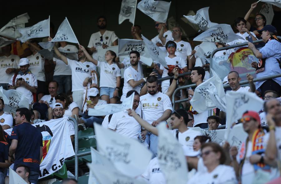 Cientos de aficionados del Valencia CF viven en Sevilla la magia de la Final de la Copa. El Benito Villamarín se llena de bandera blancas y negras valencianistas.