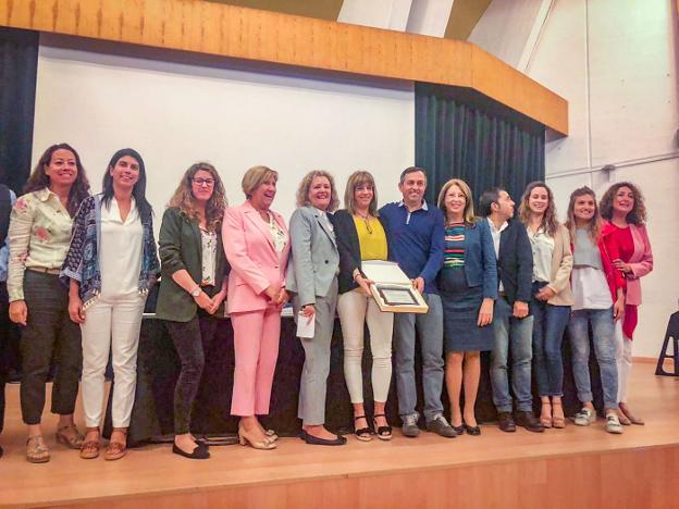 Algunos de los profesionales del centro reciben el galardón.