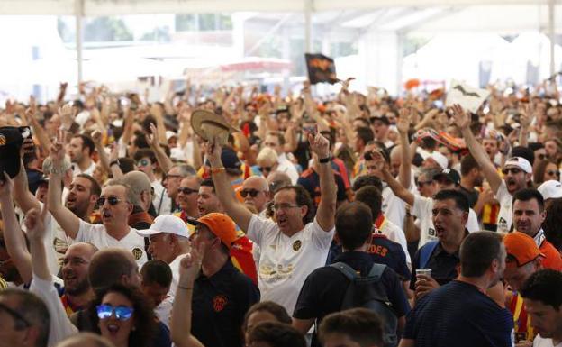 Las aficiones de Valencia y Barça, camino de la Copa