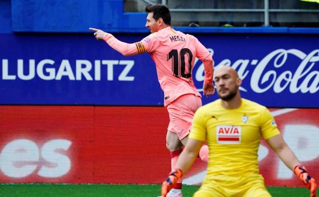 Messi, anota el primero de sus dos goles en la última jornada de Liga 2018-19 ante el Eibar.