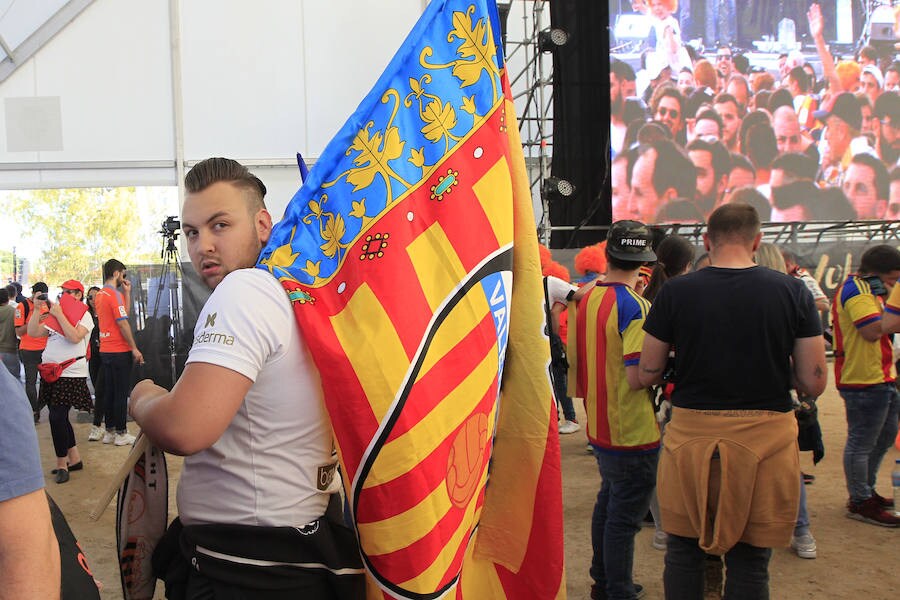 La afición del Valencia CF se concentra en la Plaza del Ayuntamiento y en la Fan Zone del antiguo cauce del Turia para vivir una final de Copa única en la ciudad.