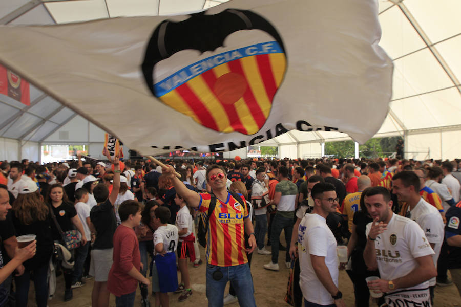 La afición del Valencia CF se concentra en la Plaza del Ayuntamiento y en la Fan Zone del antiguo cauce del Turia para vivir una final de Copa única en la ciudad.