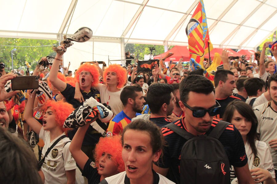 La afición del Valencia CF se concentra en la Plaza del Ayuntamiento y en la Fan Zone del antiguo cauce del Turia para vivir una final de Copa única en la ciudad.