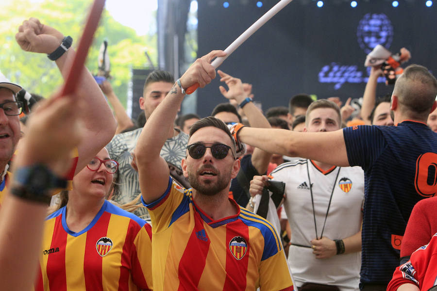 La afición del Valencia CF se concentra en la Plaza del Ayuntamiento y en la Fan Zone del antiguo cauce del Turia para vivir una final de Copa única en la ciudad.