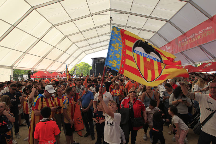 La afición del Valencia CF se concentra en la Plaza del Ayuntamiento y en la Fan Zone del antiguo cauce del Turia para vivir una final de Copa única en la ciudad.