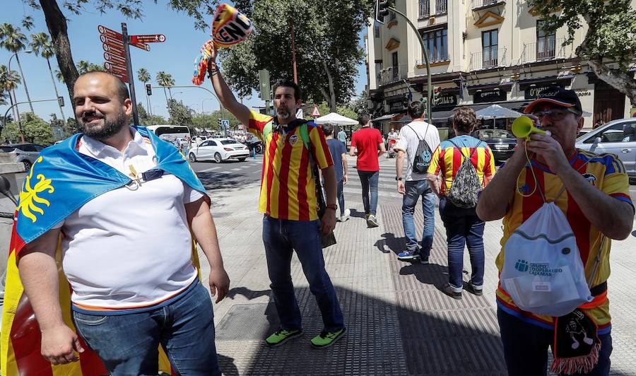 Las aficiones del Barcelona y del Valencia han puesto el colorido a la previa de la final de la Copa del Rey