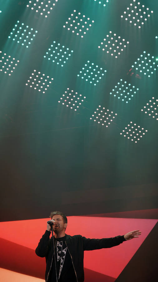 Estas son las fotos que deja el paso del cantante por el Auditorio La Marina de Valencia