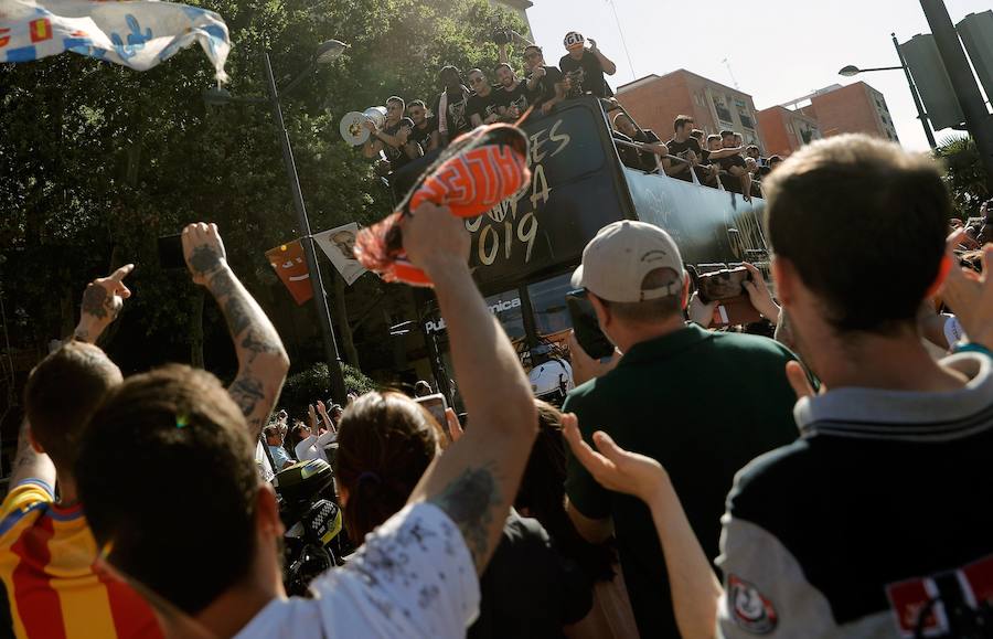 Así ha sido la llegada del avión al aeropuerto de Valencia y el recorrido del autobús descapotable hacia Mestalla con los jugadores y la Copa del Rey