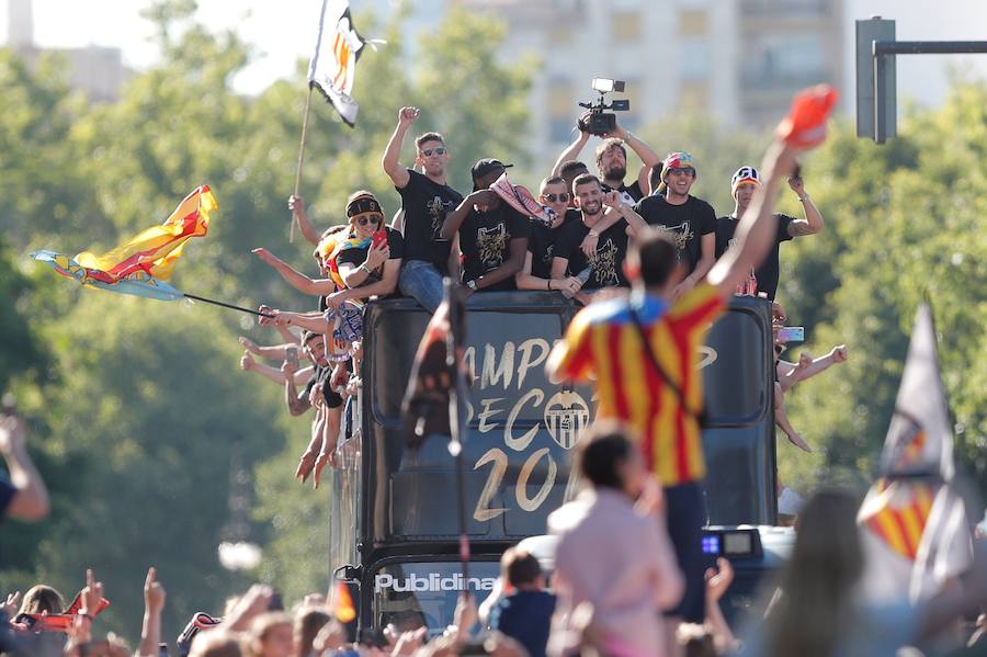 Así ha sido la llegada del avión al aeropuerto de Valencia y el recorrido del autobús descapotable hacia Mestalla con los jugadores y la Copa del Rey