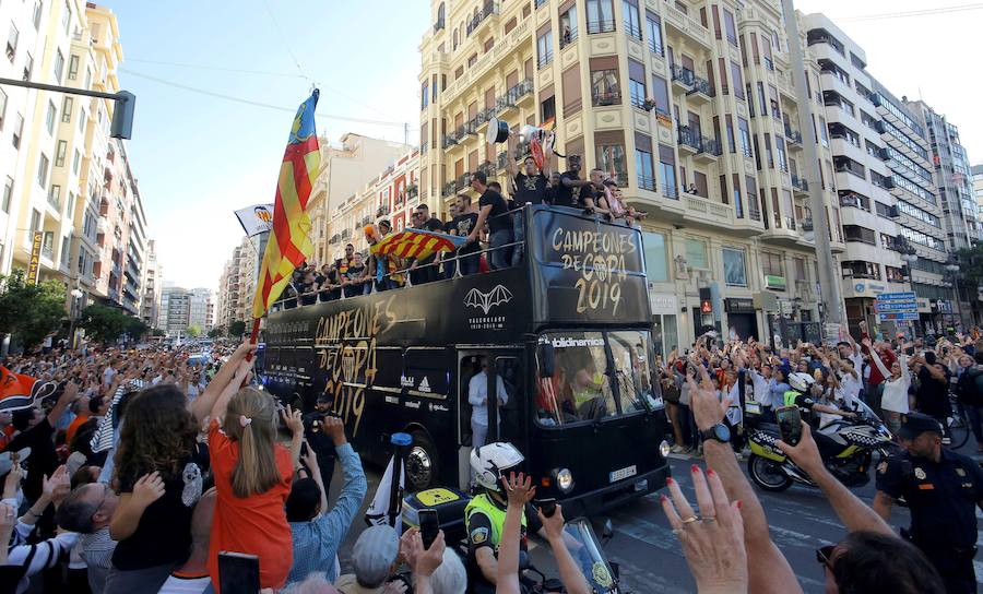 Así ha sido la llegada del avión al aeropuerto de Valencia y el recorrido del autobús descapotable hacia Mestalla con los jugadores y la Copa del Rey