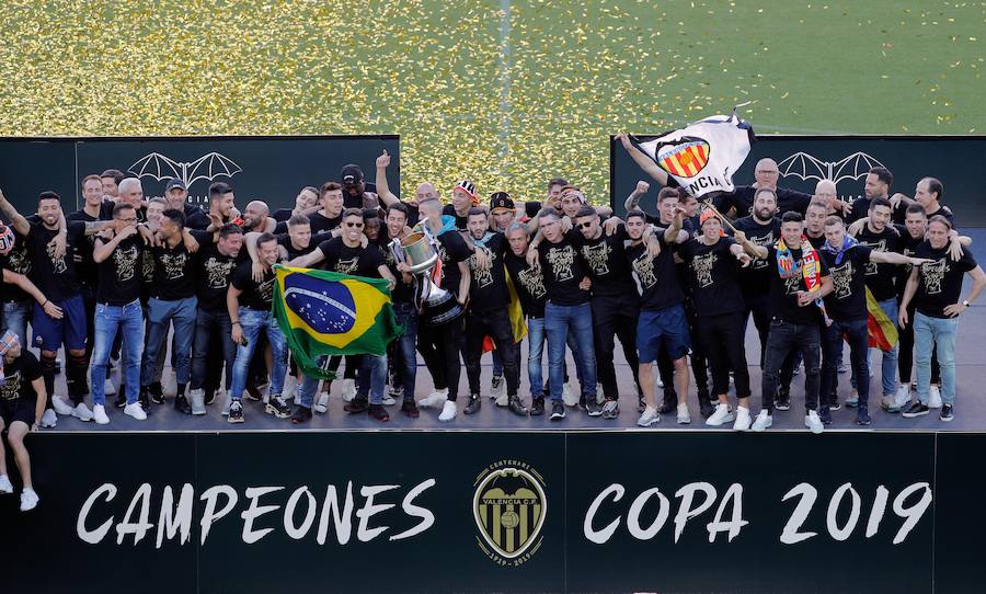 Así ha sido la llegada del avión al aeropuerto de Valencia y el recorrido del autobús descapotable hacia Mestalla con los jugadores y la Copa del Rey